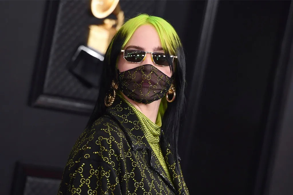 Billie Eilish na grammy awards v gucci roušce